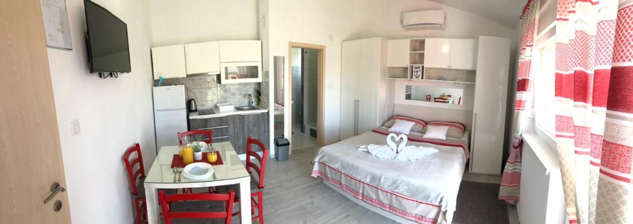 Apartmani Bolero - Obiteljski Odmor Vodice Kültér fotó