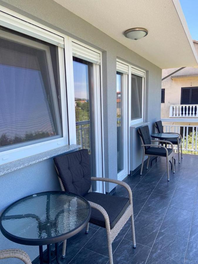 Apartmani Bolero - Obiteljski Odmor Vodice Kültér fotó